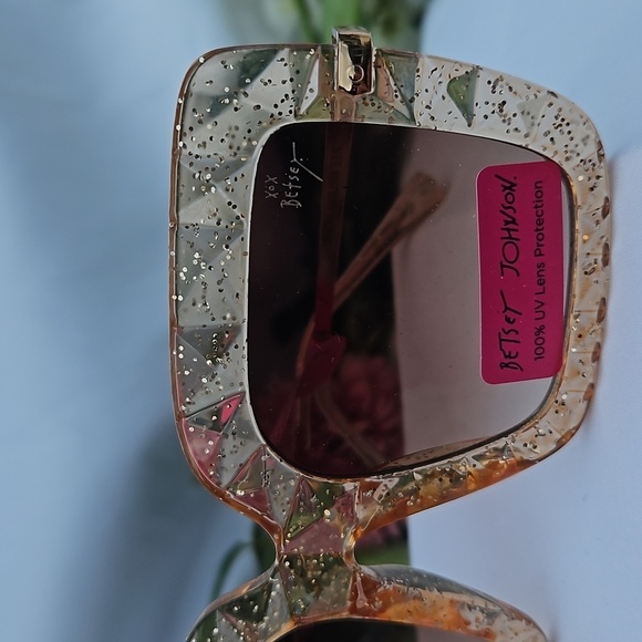 NWT ROSE GOLD BETSEY JOHNSON SUNGLASSES - Picture 2 of 4